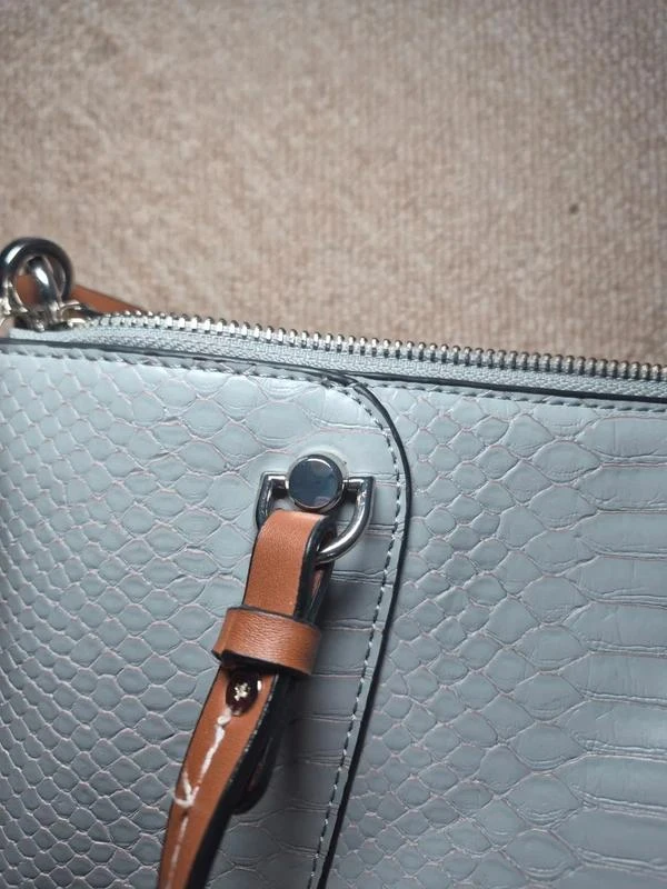 Bolso de mano efecto cocodrilo azul gris con bandolera ajustable – photo 5